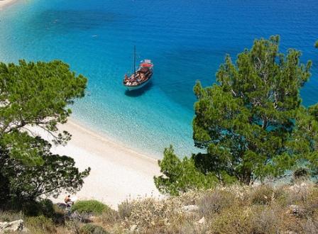 Beaches are sandy and the water clear (image by Ufoncz)