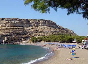 The beach has some nice trees (image by Margaretha Hopfner)